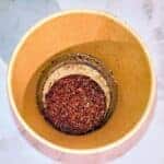 Möhrchen-Becher Wasser Aufquellen der Erde